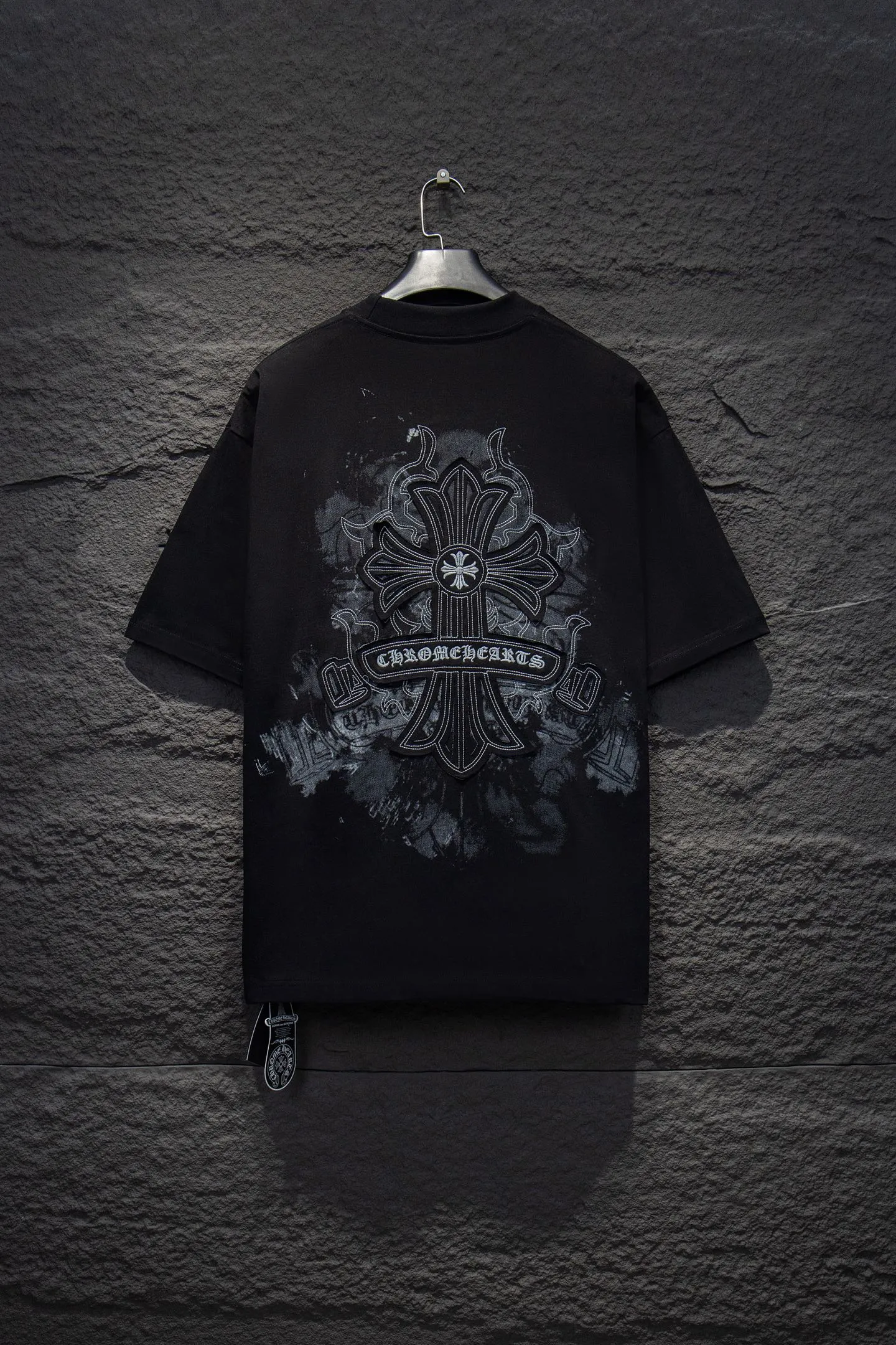 P180 🆕Chrome hearts 25ss os version is really charming and Chrome hearts are really unique. Each season's new version is made to the extreme. It is very practical and can be worn casually. Nice✔️ - ⚠️100% cotton. It is made of 32-count double yarn, 260-gram weight fabric and imported knitted needle carded cotton. It has moderate thickness, drape and contour, and the upper body is comfortable! ! It is very tolerant to fat body types and can instantly lose five pounds after wearing it!  The front and rear panels are hand-printed on the silk screen platen, and the 3D full-color scan pattern is used as film to ensure that the printing pattern is restored to the highest degree, and the printing is made to have a cracking effect and is reinforced and not easy to fall off. The upper and lower LOGO printing has a strong touch texture. The printing material uses environmentally friendly active water slurry and anti-sublimation liquid for the base. The garments can withstand washing without stripping. The addition of handmade elements to the body of the garment greatly increases the interest of the garment and creates a unique visual effect. After special treatment, a unique effect is formed. An irregular hem is added to the version. This year's Kroxin is the main version. In the past two years, the oversize version has become the focus of the trend and has been a popular staple in the past two years. The change of designers has made this brand an instant hit. The progressive fashion of the times also needs the blood impact of fresh elements and trendy designs in order to continue its glory! It’s stylish both inside and outside, a must-have for high street travel! An absolute "eye-catching style" that can match couples 💏 Color: Black White Size: S M L XL